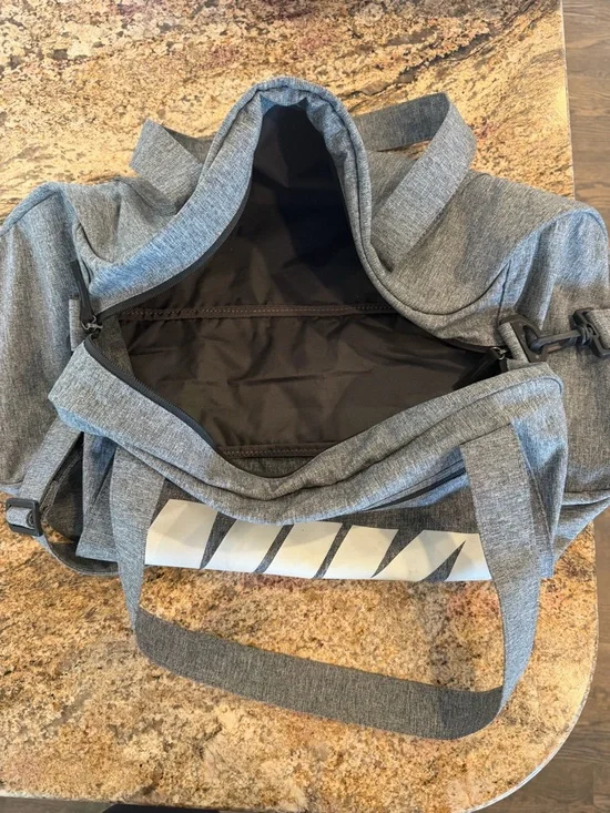 Nike Gray Gym Duffel Gym Bag w/shoulder strap - Picture 6 of 13